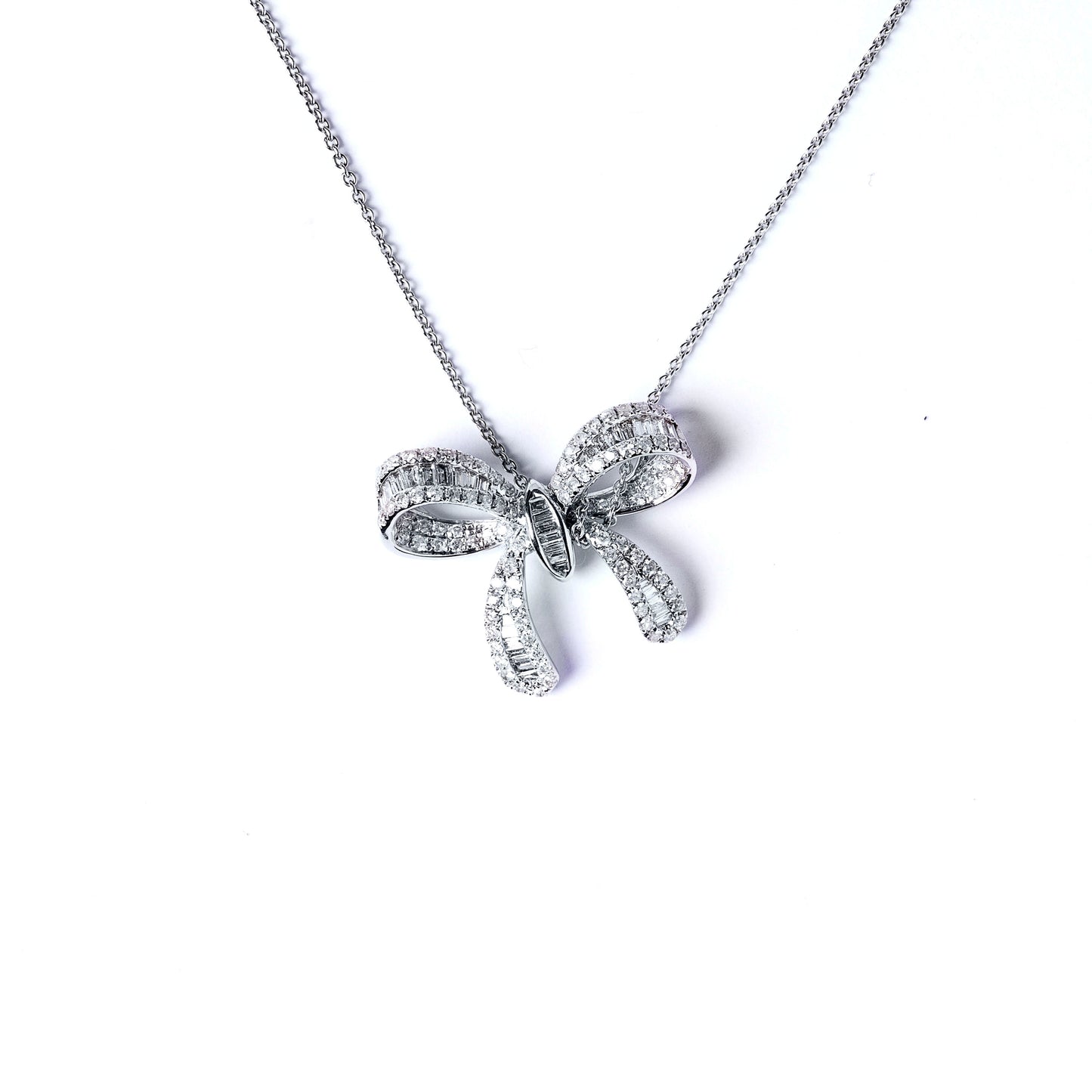COLAR LAÇO DIAMANTES BAGUETE E BRILHANTES 2 CT