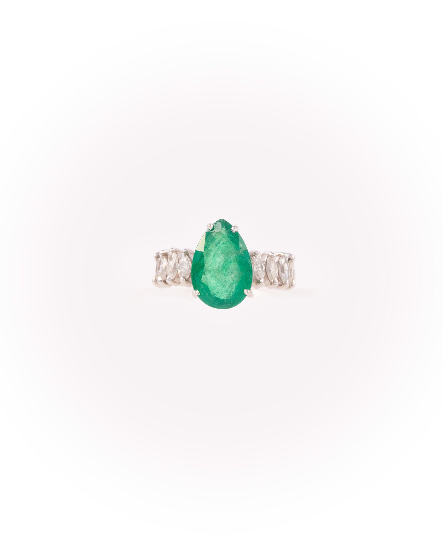 Anel Gota Esmeralda e Diamantes Navetes 4.08 CT