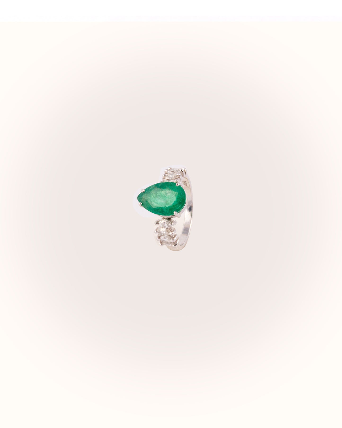 Anel Gota Esmeralda e Diamantes Navetes 4.08 CT
