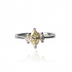 Anel Three Stone Diamante Fancy Yellow e Diamantes Navete 0.82 Ct
